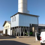 Silos fabryki papy przygotowany do montażu liter przestrzennych.