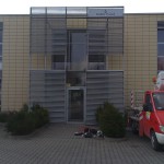 Kaseton z dibondu, montaż na podkonstrukcji.