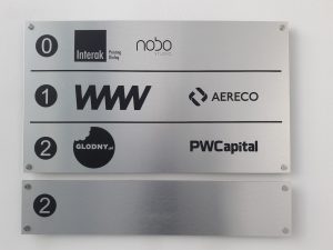 Tablica kierunkowa z dibondu Poznań