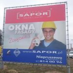 Montaż banera dwustronnego przy drodze - realizacja Banery Poznań