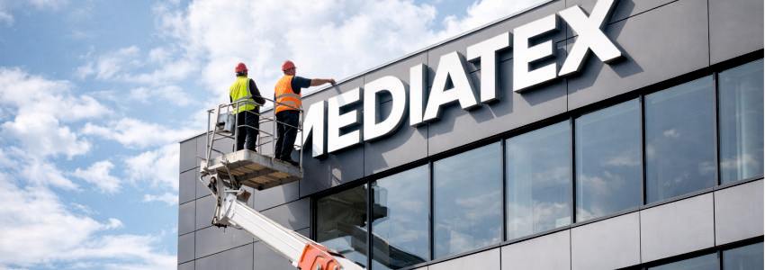 Montaż reklam z podnośnika w Poznaniu