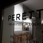 Restauracja na Jeżycach - oklejanie drzwi wejściowych folią