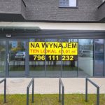 Oklejanie witryn lokali na wynajem