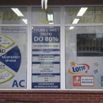 Oklejenie witryn w salonie ubezpieczeń Poznań