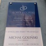 Szyldy na bezbarwnej plexi z nadrukiem od tyłu