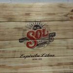 Nadruk na drewnie - szyld dla firmy z Hiszpanii