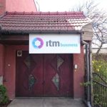 Oznakowanie wejścia do firmy Poznań