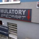 Szyld nad wejściem do serwisu samochodowego