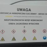 Tablica unijna zamontowana na elewacji - przykład prawidłowej ekspozycji beneficjenta