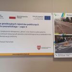 Zestaw znaków FE i UE na tablicy unijnej - prawidłowe proporcje logotypów