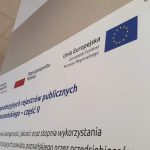Zbliżenie na krawędź tablicy z dibondu - estetyczne wykończenie tablicy informacyjnej"