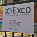 Tabliczka na ogrodzeniu